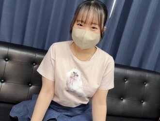 [Completely amateur first shoot] A very cute 18-year-old with very little experience ♡ With this look and big F-cup breasts, she's irresistible! She's seriously confused by the raw insertion and creampie. Bonus included