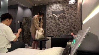 Phim [Yuina-chan x Private Shooting] When I delivered a men's massage parlor, she was so beautiful that I got down on my knees and begged her to film me...