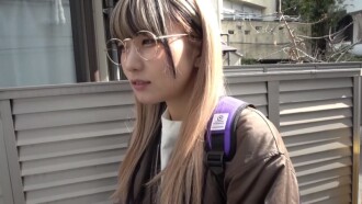 Phim A cute-looking otaku! He seems interested in AV, so we went to a love hotel together and had raw sex and creampie sex!